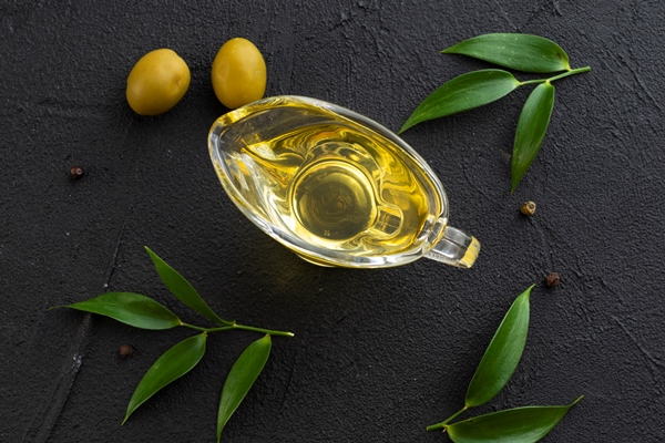 bottle glass filled with olive oil - Овощная икра из шпината