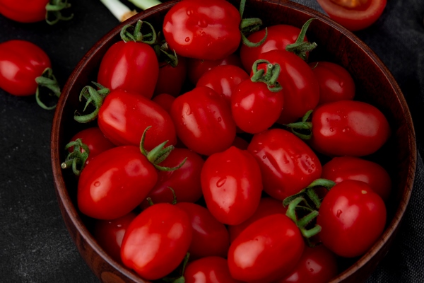bowl full tomatoes black surface - Киноа с креветками