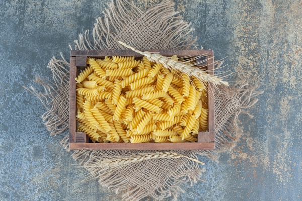 box fusilli pasta marble surface - Макароны с маслом и чесноком, постный стол