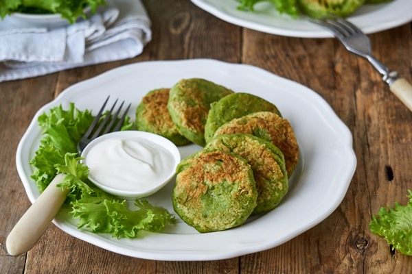 broccoli cutlets with sour cream lettuce leaves - Постные котлеты из сныти с картофелем