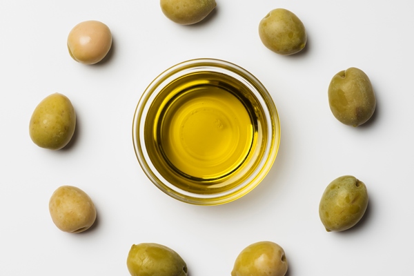 close up assortment olive oil - Салат с киноа и тунцом