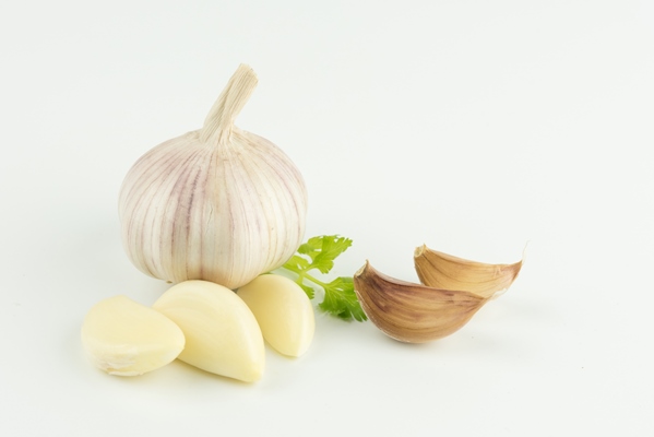 close up garlic against white background 1 - Чечевичная солянка