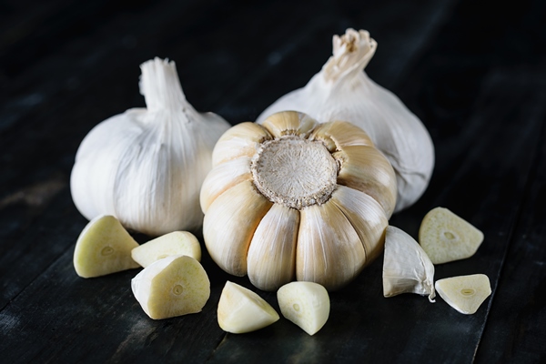 close up garlic black wood - Суп-пюре из настурции