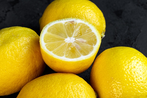 close up view lemons half black - Соус с чесноком и тахини
