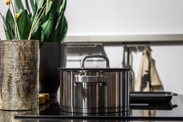 closeup modern steel pan interior kitchen - Суп из шпината с тахини