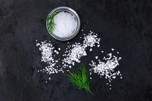coarse salt crystals black table - Овощная икра из шпината