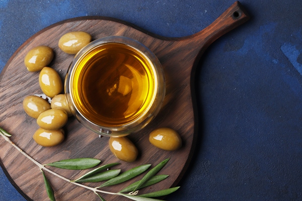 composition green olives oil spices blue background space - Суп-пюре из настурции