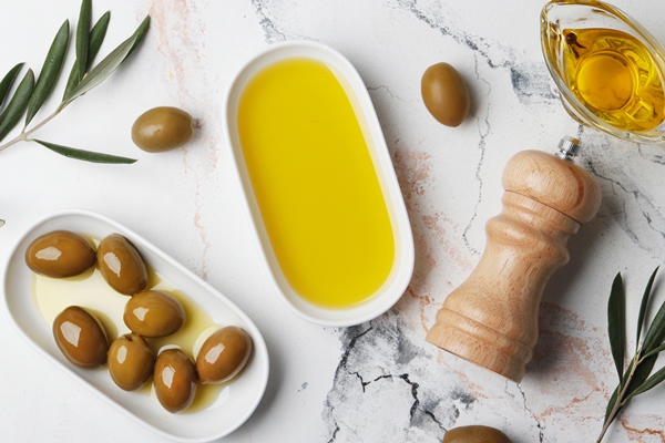 composition green olives oil spices olive branch gravy boat marble background space - Чечевичная солянка