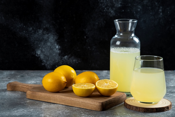 cup fresh lemon juice wooden board - Картофельный соус с чесноком и орехами
