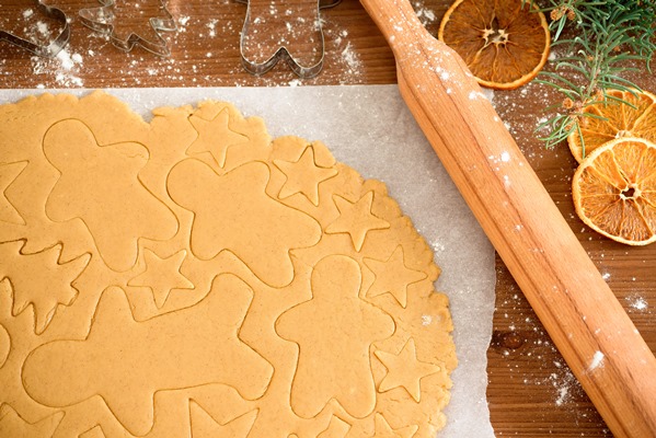 cut gingerbread out dough using gingerbread mold top view raw dough with cinnamon - Апельсиновое печенье