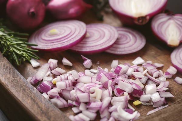cut red onions wooden board - Суп-пюре из настурции