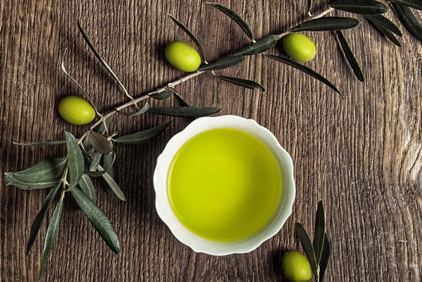 directly shot olive oil cup green olives table - Рыба, запечённая с лимонным соусом