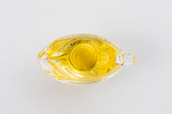 flat lay olive oil cup table - Кукурузные оладьи, постный стол