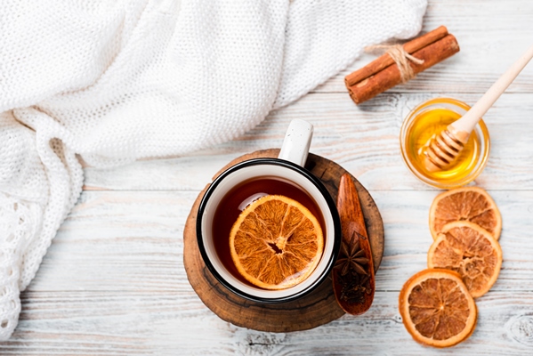 flat lay warm tea with orange - Цитрусовый чай