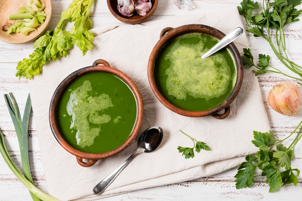 flay lay soup bowls with garlic parsley - Суп из шпината с тахини