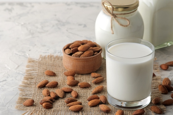 fresh almond milk glass almond nuts - Миндальная сгущёнка