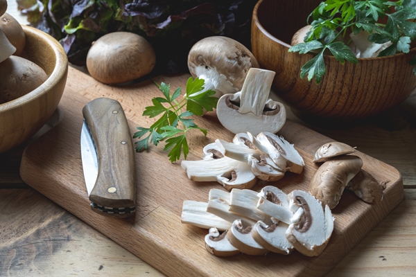 fresh mushrooms cutting board - Грибной суп с фунчозой