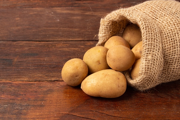 fresh raw potatoes rustic sack wooden table - Суп с киноа