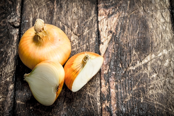 fresh ripe onions wooden background - Рисовые тефтели и семенами льна и грибами