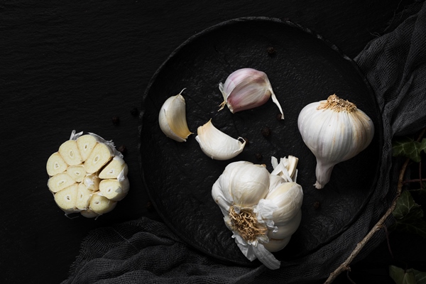 fresh white garlics plate - Овощной суп с кускусом