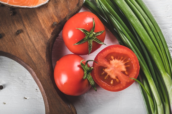 fresh whole half cut tomatoes with green herbs - Рыба с овощами в мультиварке