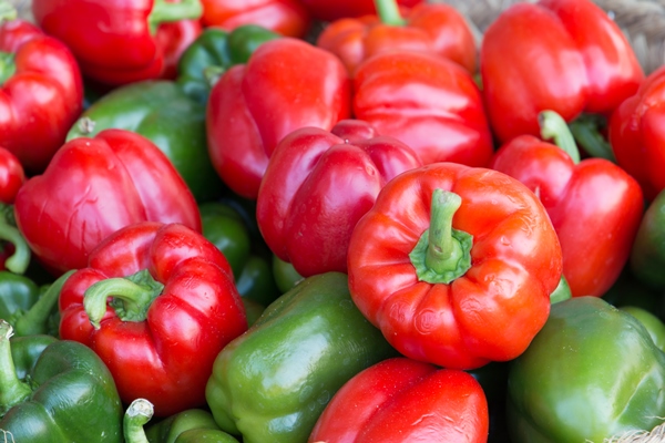 full frame shot bell peppers market - Фаршированные перцы с киноа