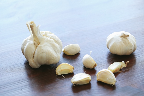 garlic cloves isolated wooden table - Фаршированные перцы с киноа