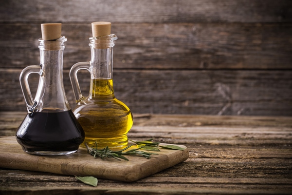 olive oil balsamic vinegar wooden background - Икряники с овощами