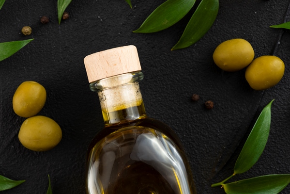 olive oil bottle with olves leaves - Киноа в мультиварке