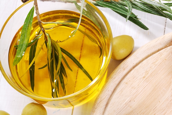 olive oil with bread spoon - Картофельный соус с чесноком и орехами