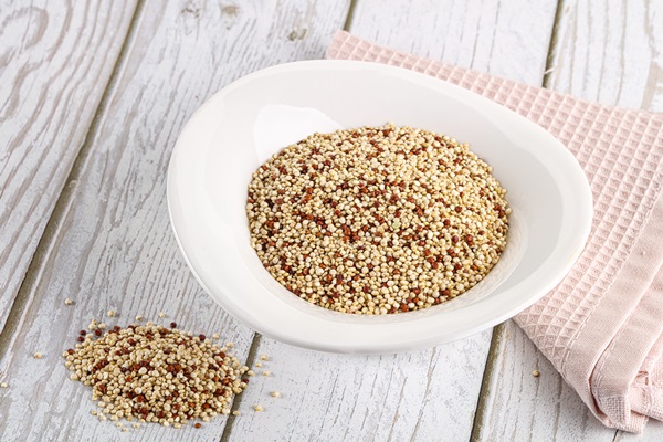 raw dry quinoa cereal grain bowl - Суп с киноа