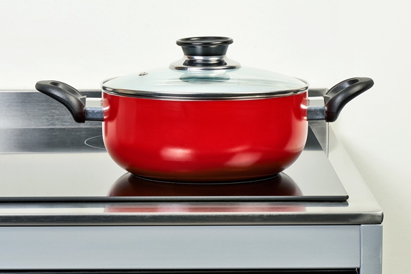 red ceramic pan with cover electric hob - Овощной суп с кускусом
