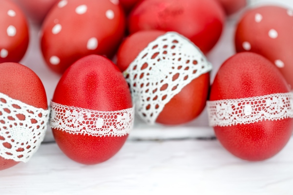 red easter eggs white background 1 - Пасхальные рецепты