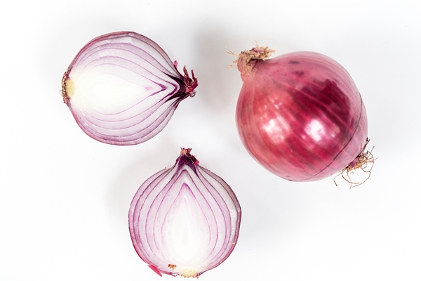 red onion shallot isolated white - Тапенада по-афонски