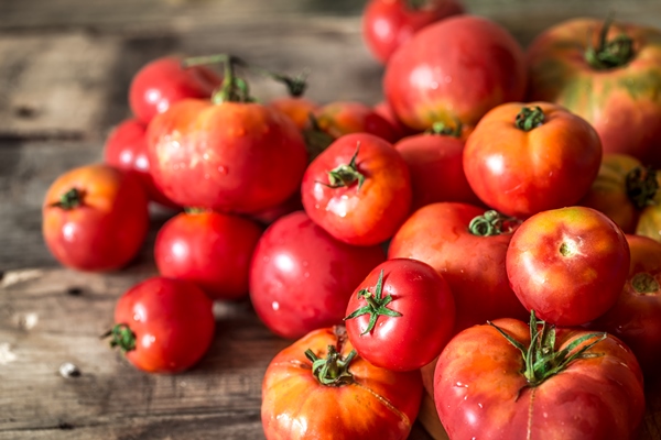 ripe tomatoes wooden background - Фаршированные перцы с киноа