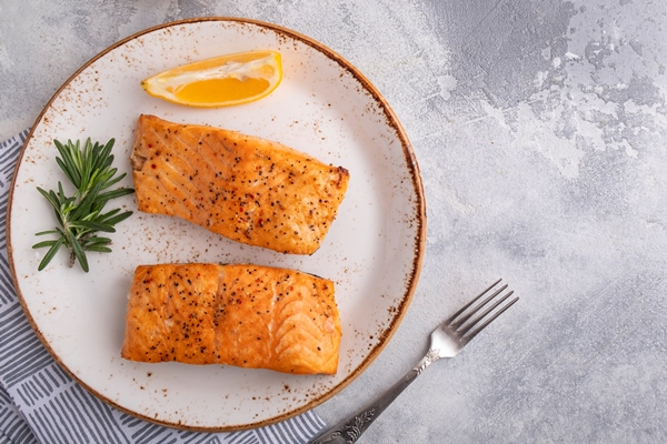 roasted salmon with spices delicious cooked fish with lemon plate top view copy space - Рыбное филе, запечённое с зеленью