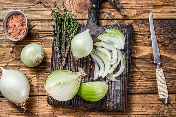 sliced raw white onion wooden cutting board - Грибной суп с фунчозой