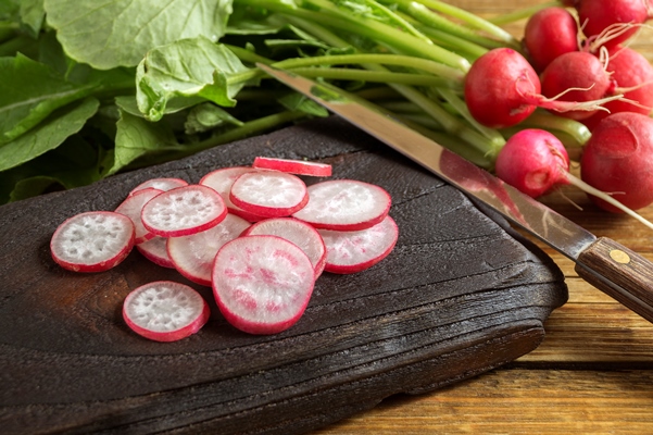 slices fresh red radish wooden board - Окрошка на березовом соке, постный стол