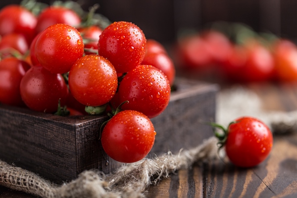 small red cherry tomatoes cherry tomatoes branch - Салат с киноа и тунцом