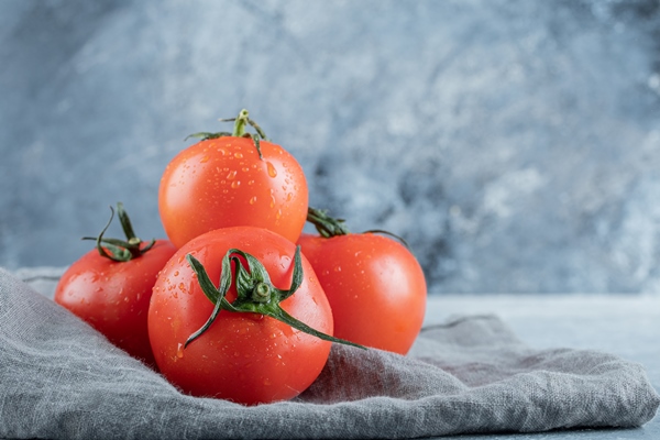 some fresh tomatoes gray tablecloth - Баклажаны имам баялди