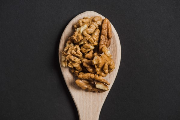 spoon with walnuts - Соус с чесноком и тахини