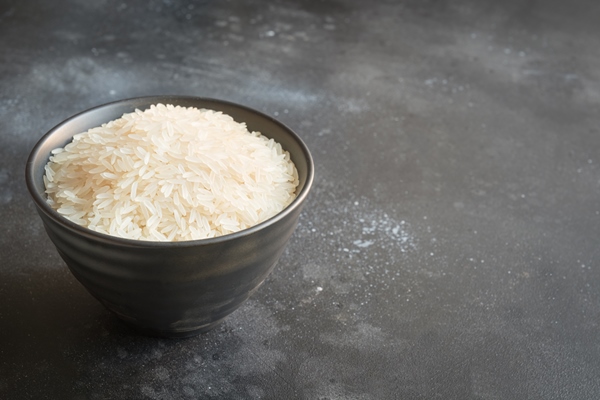 steamed rice bowl black background copy space - Рисовый питьевой отвар