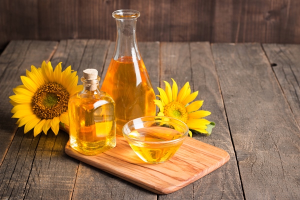 sunflower oil with seeds traditional rustic wooden - Хлеб с чагой