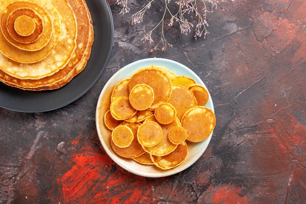 top view delicious pancakes plate - Кукурузные оладьи, постный стол
