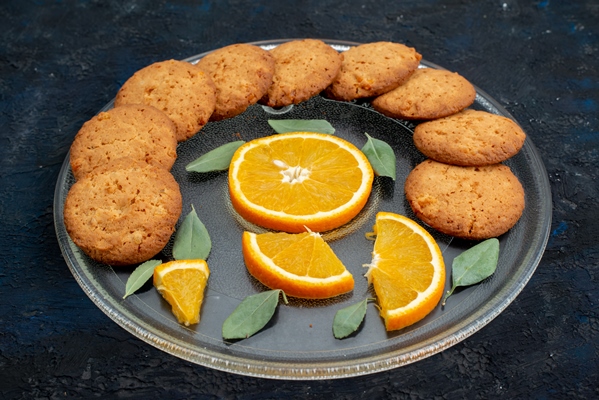 top view orange flavored cookies with fresh orange slices inside plate dark background cookie biscuit sugar - Апельсиновое печенье