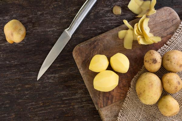 top view peeled potatoes arrangement - Уха на берёзовом соке