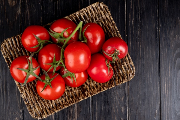 top view tomatoes basket plate wood with copy space - Суп с киноа