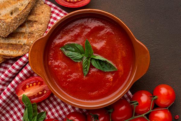 top view winter tomato soup bowl with toast tablecloth - Рыба с овощами в мультиварке
