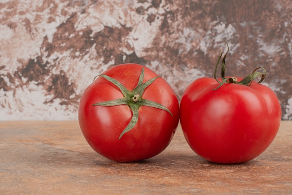 two fresh tomatoes isolated marble table - Перцы, фаршированные овощами и креветками
