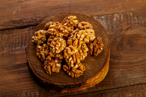 walnuts are scattered round board wooden table - Елеопита